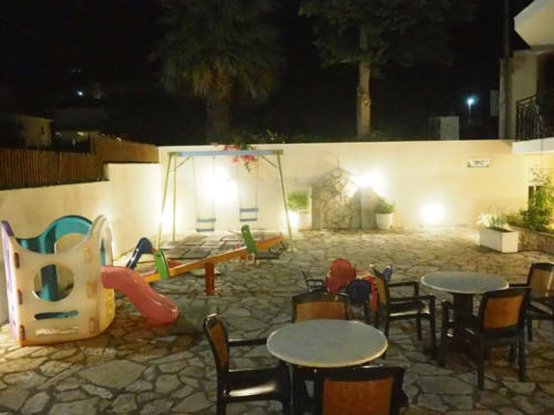 Kefalos Restaurant: Where Kids Play, Parents Enjoy!